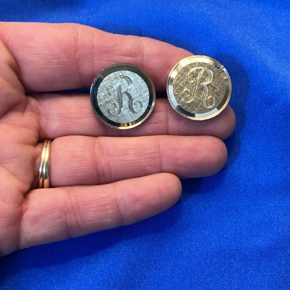 “R” engraved Gold colored Men's Cufflinks - Picture 7 of 10